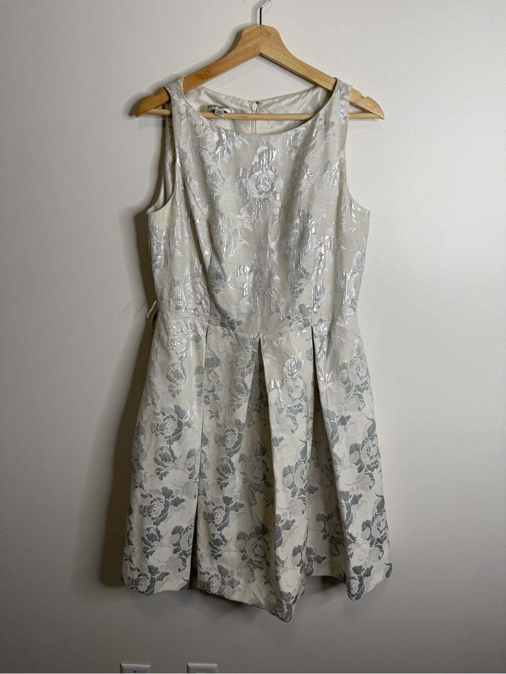 Evan Picone Ivory and Silver Floral Jacquard Midi Dress size 12 white pockets